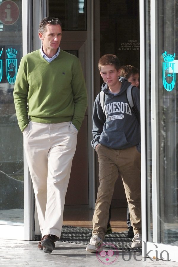 Iñaki Urdangarín y su hijo Juan a la salida de un partido de balonmano