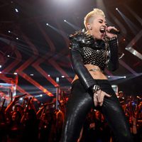 Miley Cyrus actuando en la gala VH1 Divas 2012