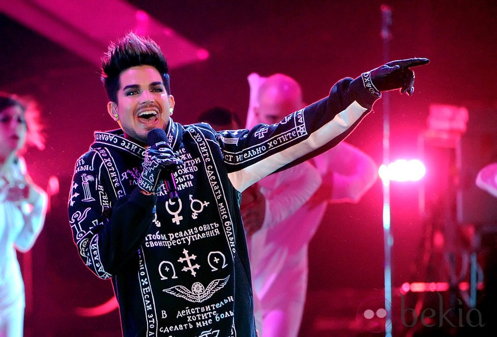 Adam Lambert actuando en la gala VH1 Divas 2012