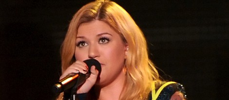 Kelly Clarkson actuando en la gala VH1 Divas 2012