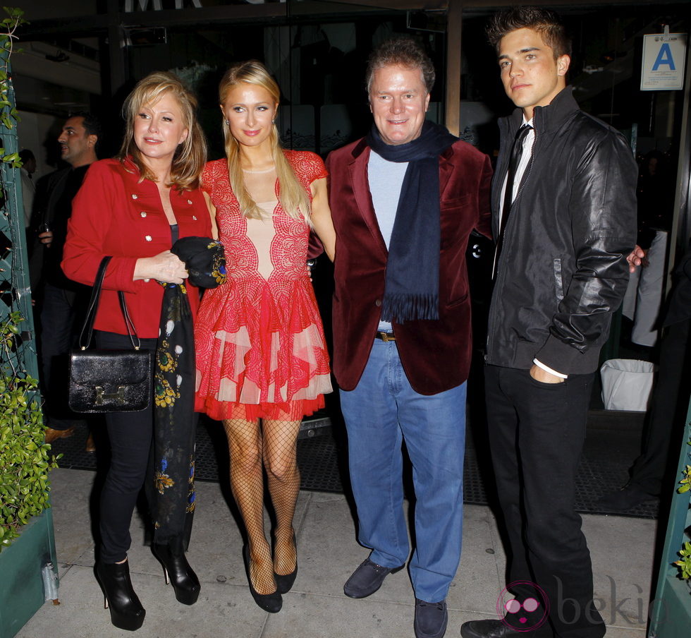 Paris Hilton y River Viiperi y los padres de Hilton de cena navideña