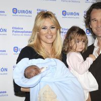 Carlos Moyá y Carolina Cerezuela presentan a su hijo Carlos junto a su hija Carla