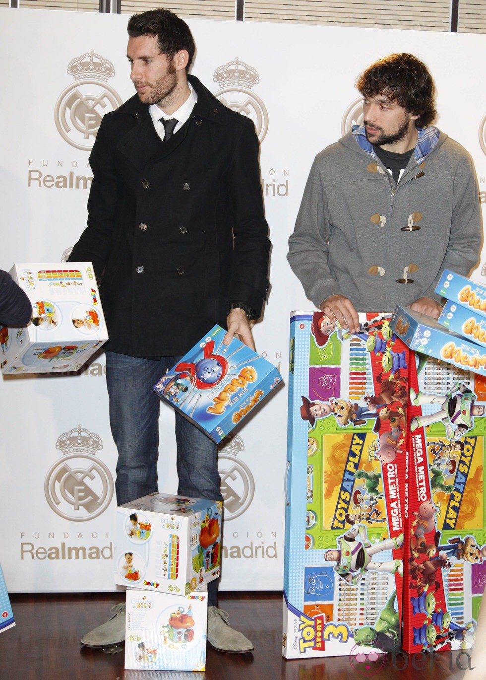 Rudy Fernández y Sergio Llul repartiendo regalos de Navidad a los niños