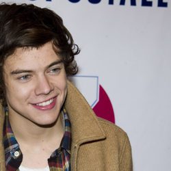 Harry Styles sonríe pícaro en el Z100's Jingle Ball