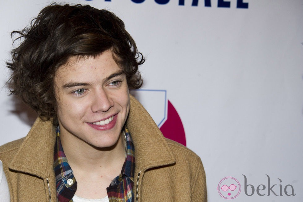 Harry Styles sonríe pícaro en el Z100's Jingle Ball