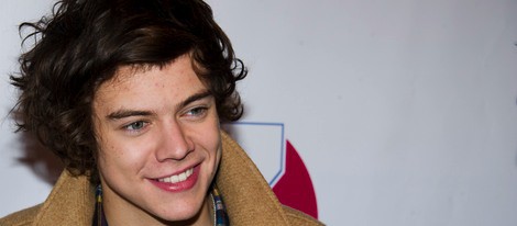 Harry Styles sonríe pícaro en el Z100's Jingle Ball