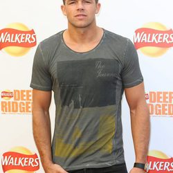 Leandro Penna posando en el photocall de 'Walkers Deep Ridged Crisps'