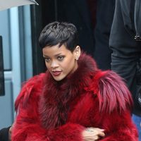 Rihanna en Paris con un abrigo de pelo rojo intenso