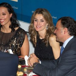 La Princesa Letizia y Teresa Perales en los Premios Mujer Hoy 2012