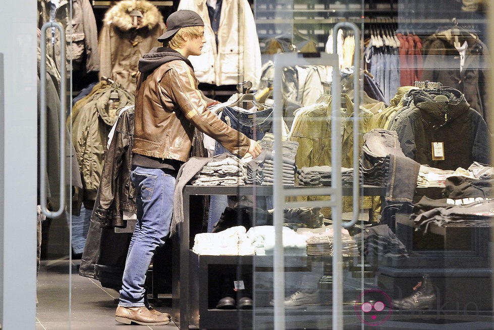 Jaime Olías, de compras en un centro comercial