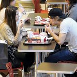 Jaime Olías y una amiga comiendo en un centro comercial