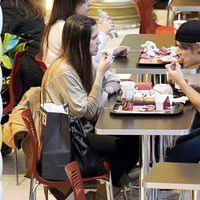 Jaime Olías y una amiga comiendo en un centro comercial