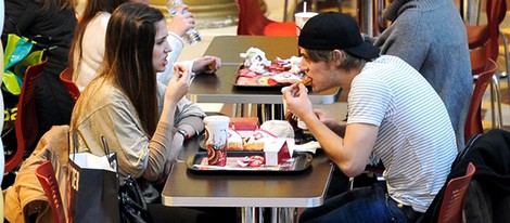 Jaime Olías y una amiga comiendo en un centro comercial