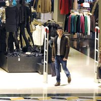 Jaime Olías, de compras con una amiga en un centro comercial