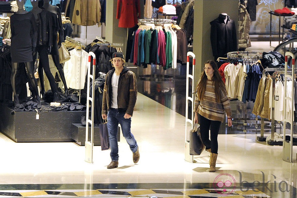 Jaime Olías, de compras con una amiga en un centro comercial