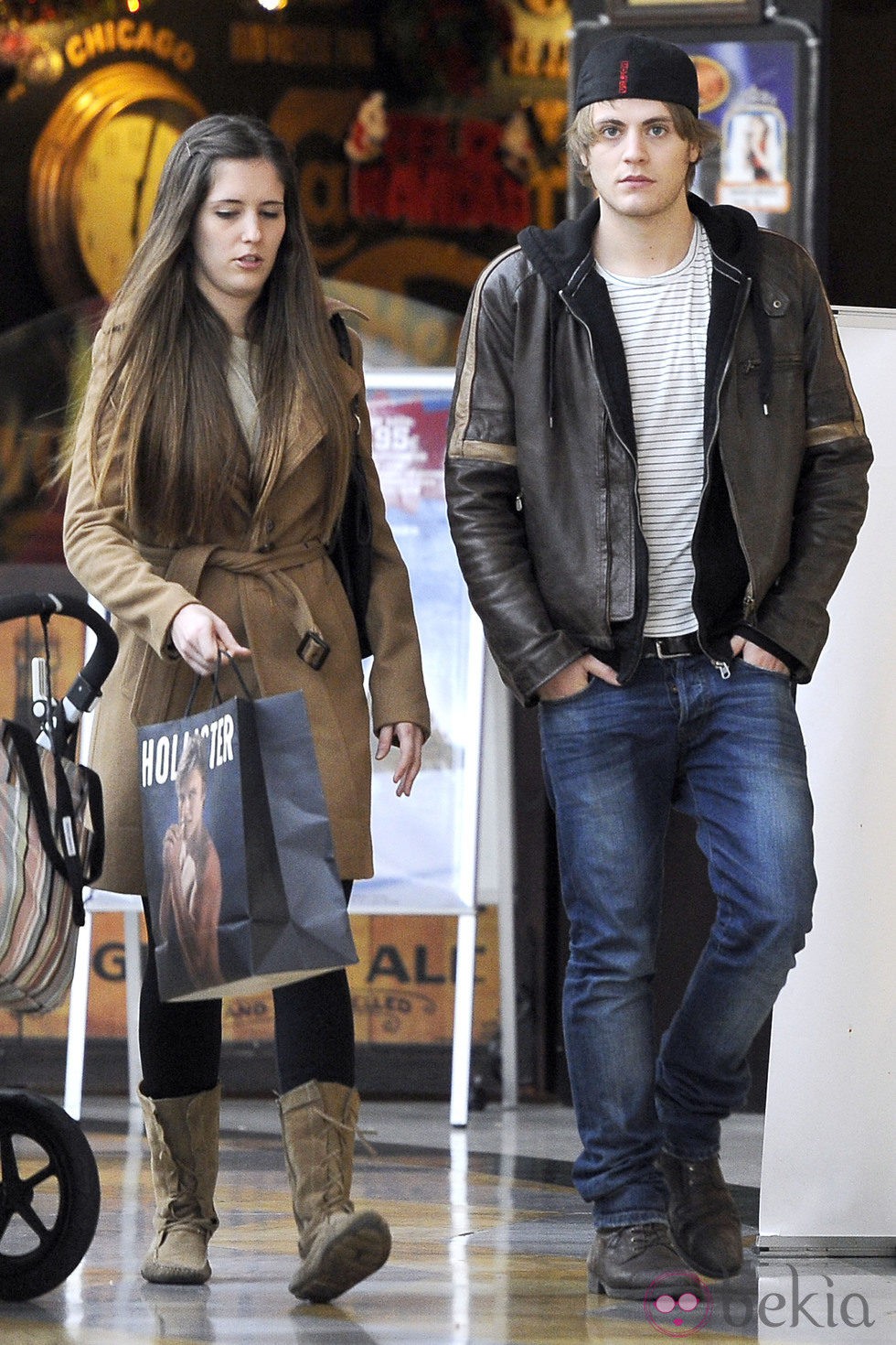 Jaime Olías y una amiga durante un día de compras