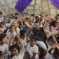 Antonio Banderas y Melanie Griffith con un grupo de niños en la Fundación Starlite Gala