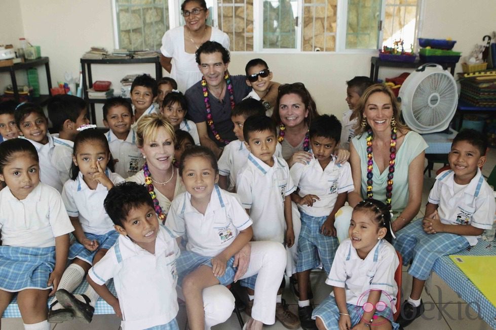 Antonio Banderas y Melanie Griffith junto a un grupo de niños en su viaje solidario