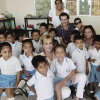 Antonio Banderas y Melanie Griffith junto a un grupo de niños en su viaje solidario