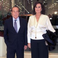 Curro Romero y Carmen Tello en la inauguración de una tienda en Sevilla