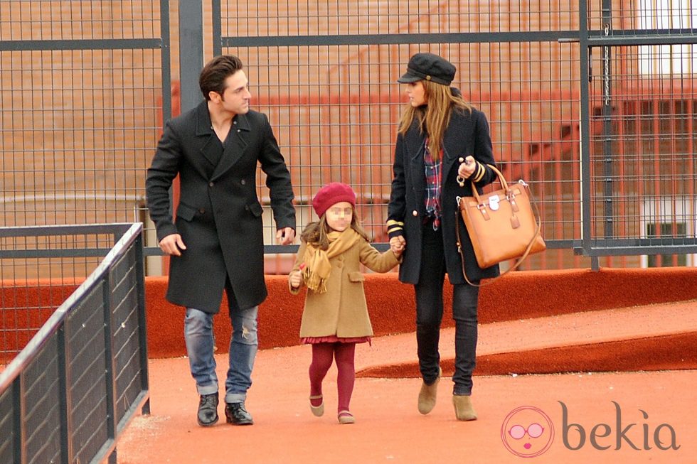 David Bustamante y Paula Echevarría con su hija Daniella de la mano en el colegio