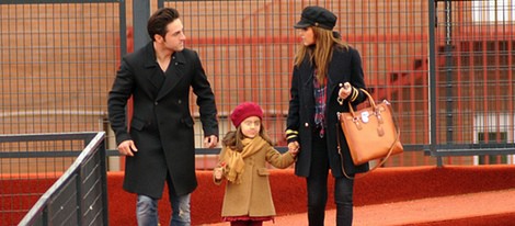 David Bustamante y Paula Echevarría con su hija Daniella de la mano en el colegio