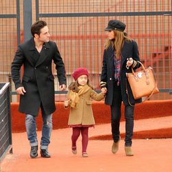 David Bustamante y Paula Echevarría con su hija Daniella de la mano en el colegio