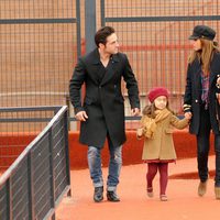 David Bustamante y Paula Echevarría con su hija Daniella de la mano en el colegio