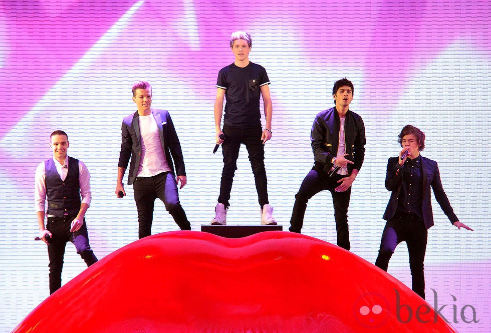 One Direction actuando en la final de 'The X Factor'