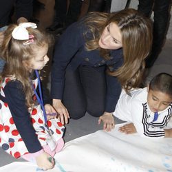 La Princesa Letizia con unos niños en el Salón del Libro Infantil y Juvenil de Madrid