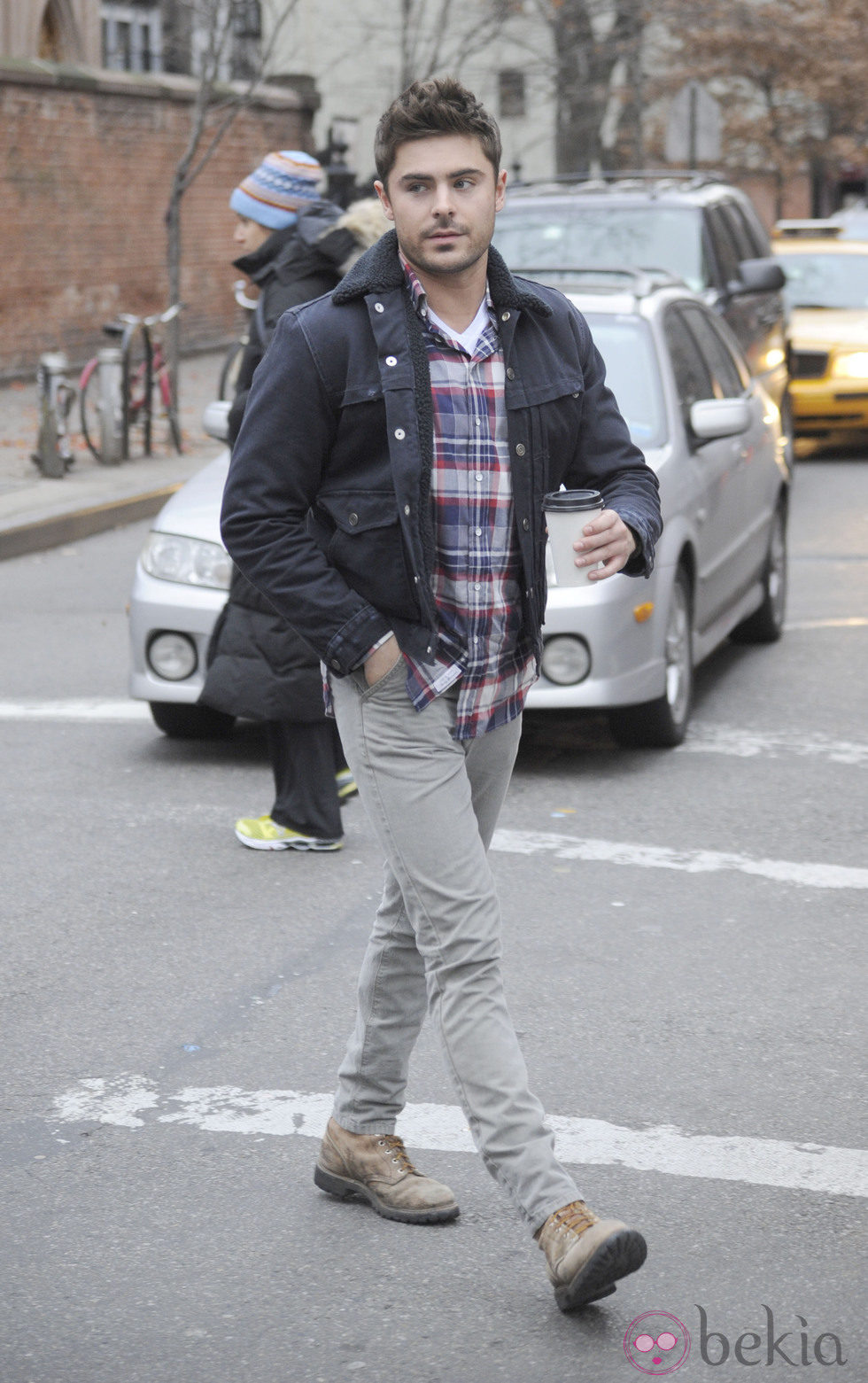 Zac Efron llegando al rodaje de su última película, 'Are We Officially Dating?'