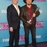 Simon Cowell y Tate stevens en la gala final de 'The X Factor'