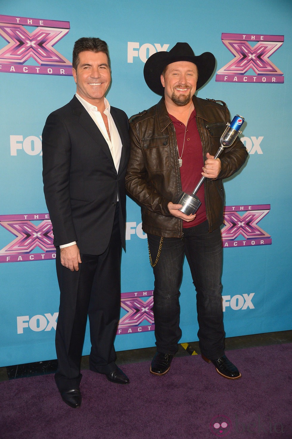 Simon Cowell y Tate stevens en la gala final de 'The X Factor'