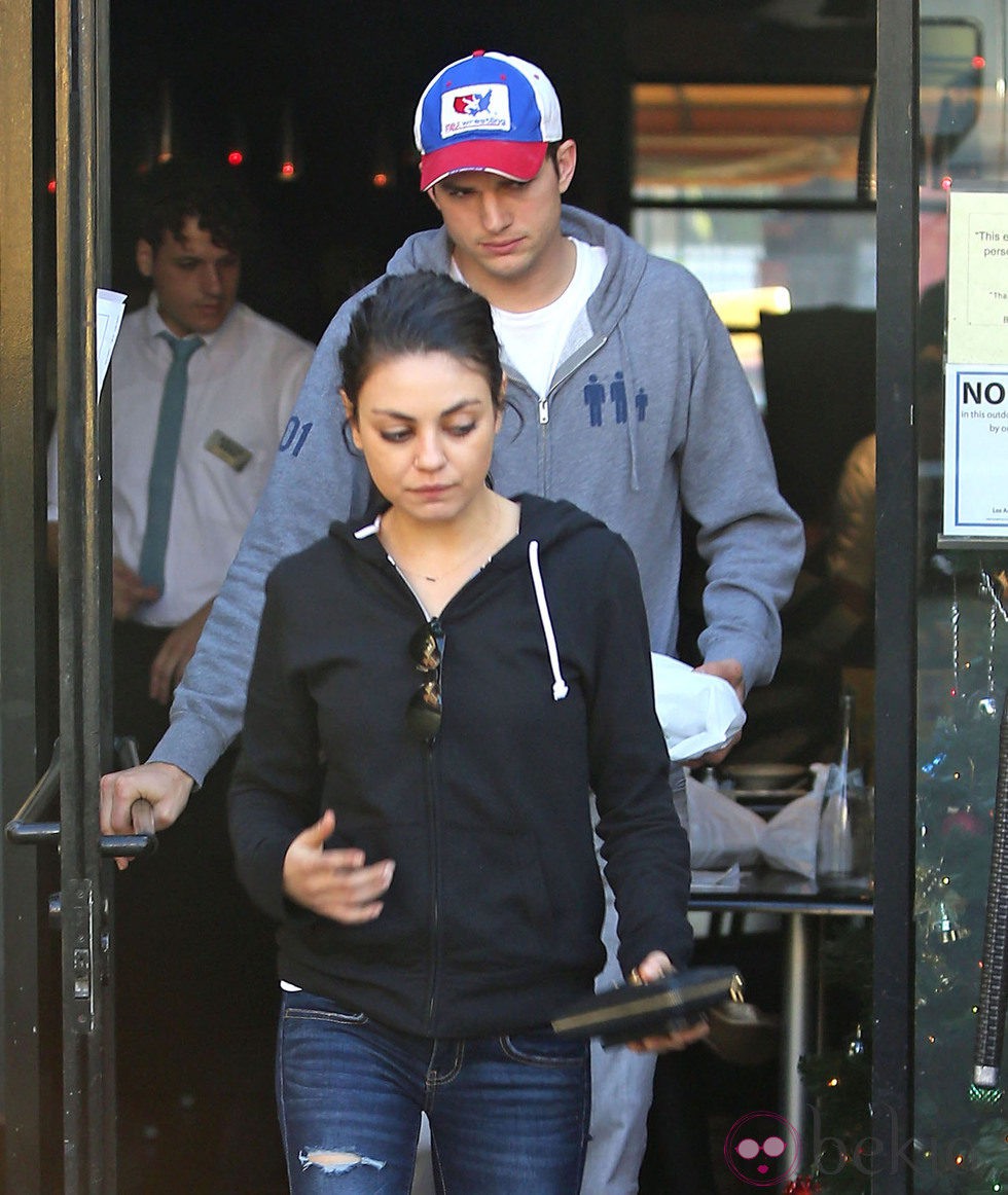 Ashton Kutcher y Mila Kunis saliendo de una cafetería