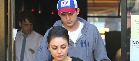 Ashton Kutcher y Mila Kunis saliendo de una cafetería