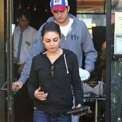 Ashton Kutcher y Mila Kunis saliendo de una cafetería