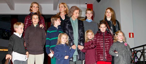 La Reina Sofía, las Infantas Elena y Cristina, la Princesa Letizia y sus hijos en el musical 'Sonrisas y lágrimas'