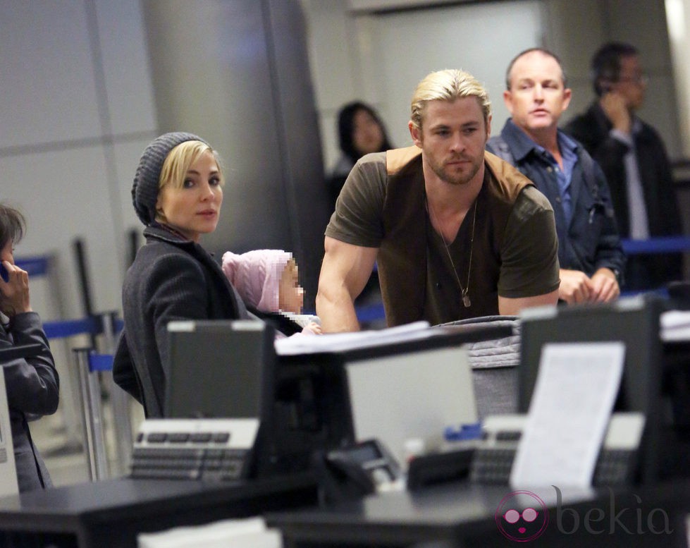 Elsa Pataky y Chris Hemsworth con India Rose en el aeropuerto de Los Ángeles