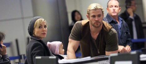 Elsa Pataky y Chris Hemsworth con India Rose en el aeropuerto de Los Ángeles