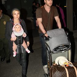 Elsa Pataky, Chris Hemsworth e India Rose en el aeropuerto de Los Ángeles