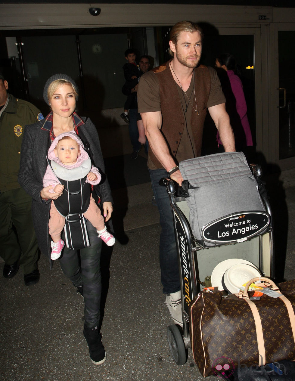 Elsa Pataky, Chris Hemsworth e India Rose en el aeropuerto de Los Ángeles