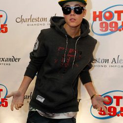 Justin Bieber con gafas y gorra gigante