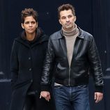 Halle Berry y Olivier Martinez de paseo romántico por París