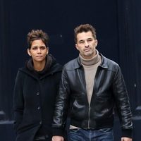 Halle Berry y Olivier Martinez de paseo romántico por París