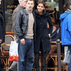 Halle Berry y Olivier Martinez de vacaciones navideñas por París