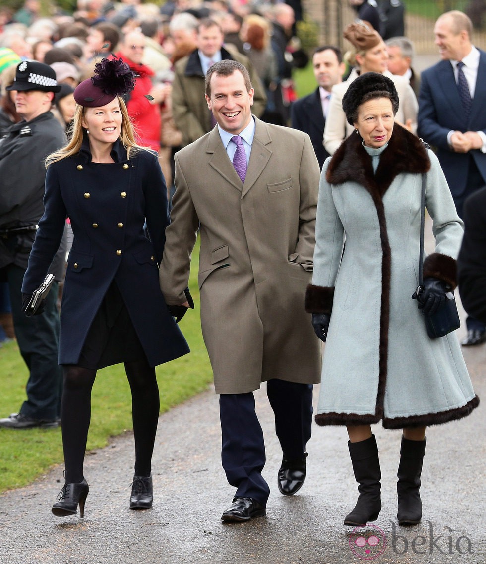 Autumn Kelly, Peter Phillips y la Princesa Ana en la Misa de Navidad en Sandringham