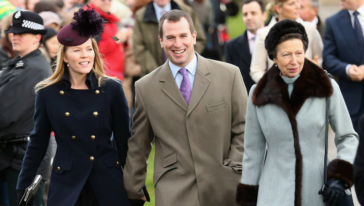 Autumn Kelly, Peter Phillips y la Princesa Ana en la Misa de Navidad en Sandringham