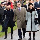 Autumn Kelly, Peter Phillips y la Princesa Ana en la Misa de Navidad en Sandringham