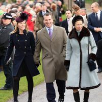 Autumn Kelly, Peter Phillips y la Princesa Ana en la Misa de Navidad en Sandringham