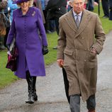 El Príncipe de Gales y la Duquesa de Cornualles en la Misa de Navidad en Sandringham